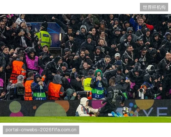 巴黎青训瑰宝扎伊尔-埃梅里坐稳主力,其全能中场表现获得数据肯定。 巴黎青训瑰宝扎伊尔-埃梅里坐稳主力,其全能中场表现获得数据肯定。